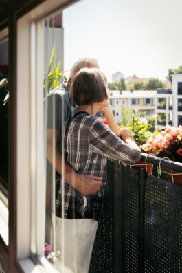 Frau und Herr Klinke auf ihrem Balkon